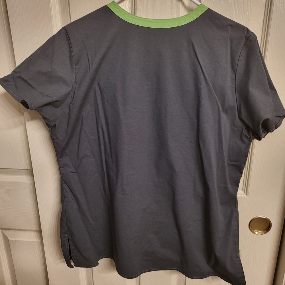 WonderWink Gray and Green Crew Neck T-Shirt